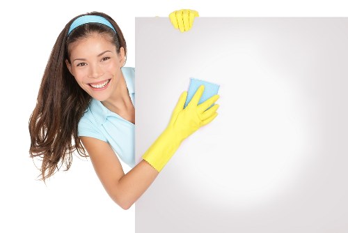 Professional move out cleaning for a Roehampton flat with detailed kitchen and living area care