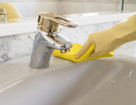 Kitchen and bathroom tenancy cleaning in a Roehampton flat